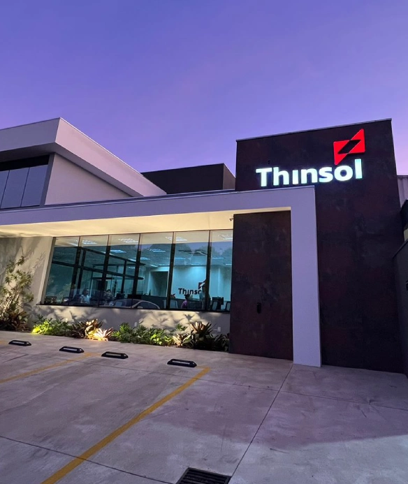 Químico utilizando tubo de ensaio desenvolvendo produtos Thinsol